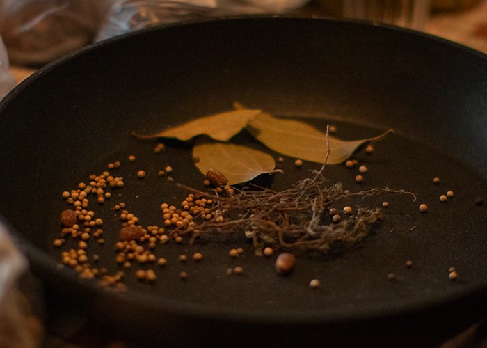 A pan with Folefac spice ingredients